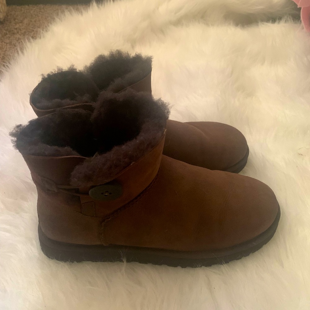 UGG Mini Bailey Button size 9